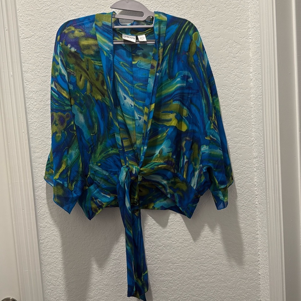 Chicos size 1 (small) 100% silk tie front kimono
